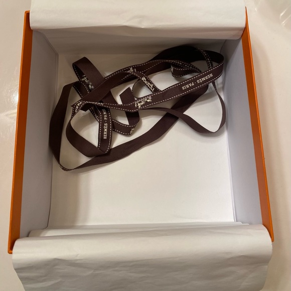 HERMÈS GIFT BOX WITH RIBBON - Picture 2 of 6